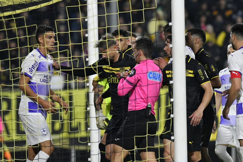 Montonera en el arco de Peñarol Montonera en el arco de Peñarol