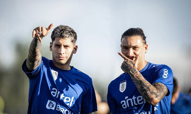 Mathías Olivera y Darwin Núñez en la práctica de la selección de Uruguay en Miami