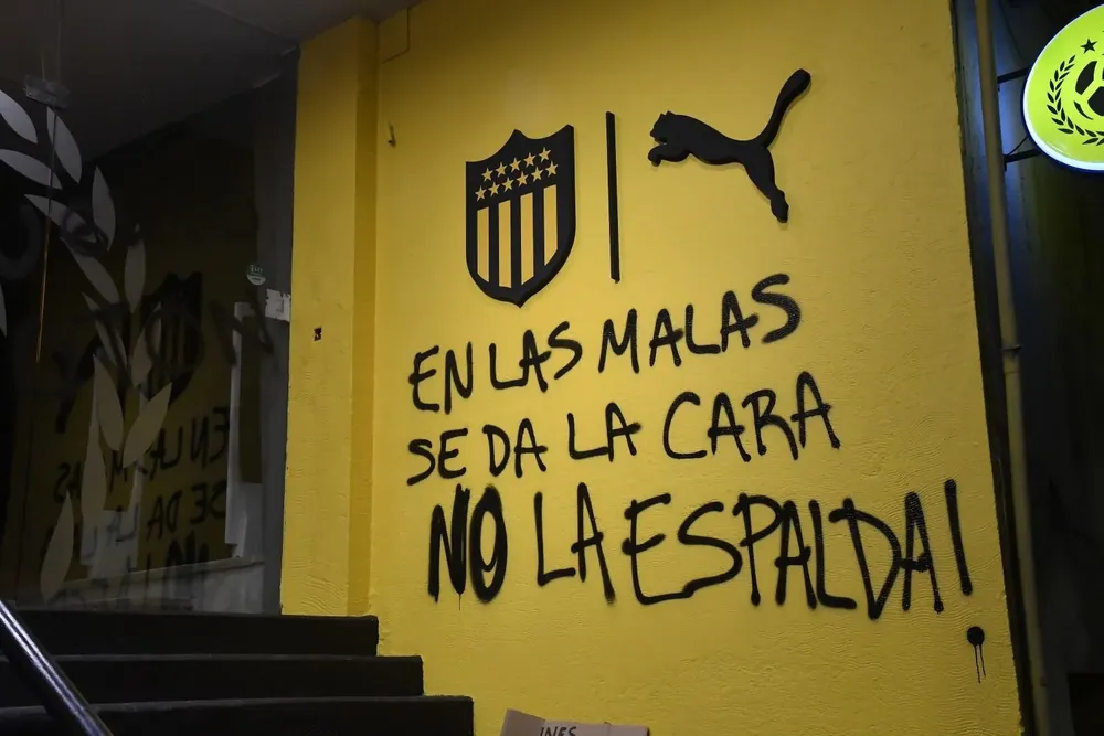 Pintadas contra los dirigentes