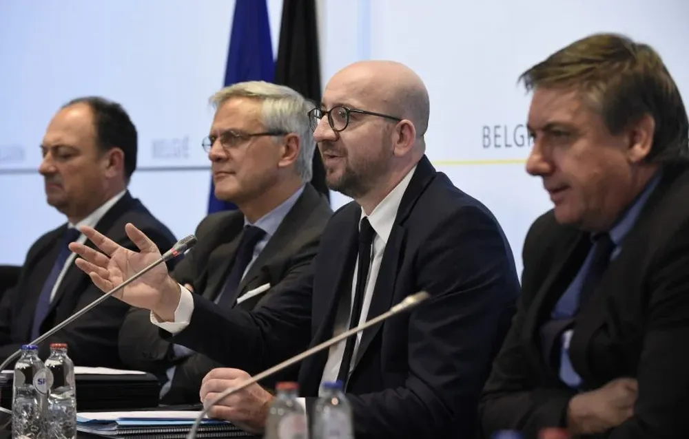 El primer ministro belga, Charles Michel (centro), anuncia alerta máxima hasta el lunes 30 de noviembre