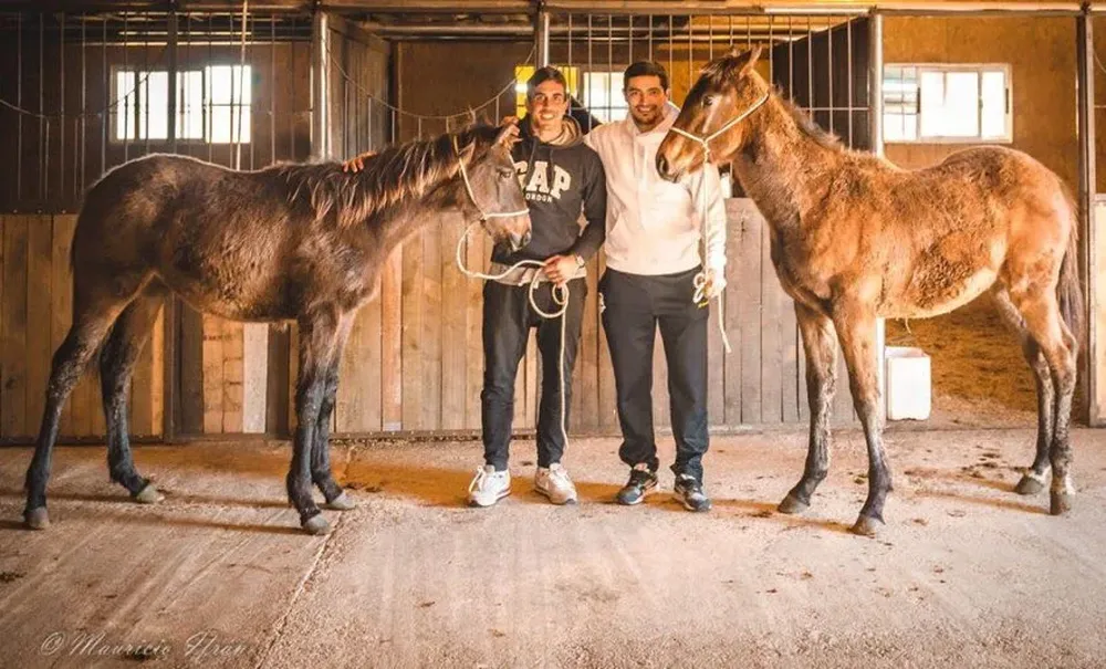 Diego Ifrán, junto a Gonzalo Castro, en su haras Viejo Paco.
