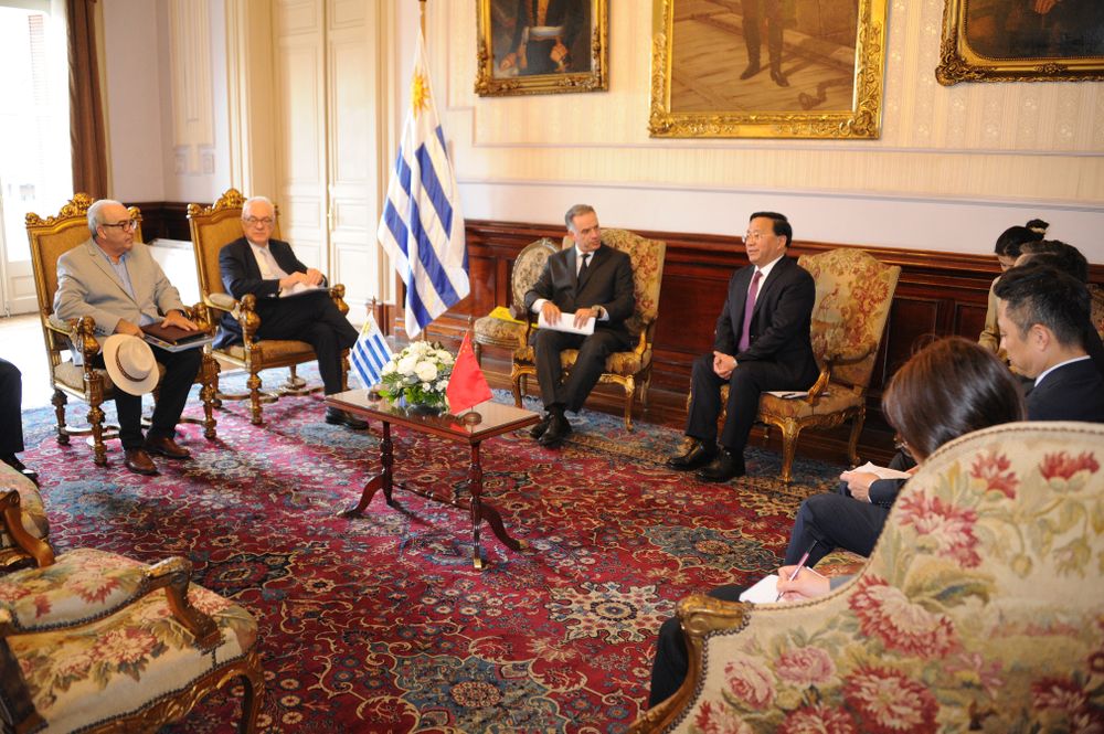 MGAP y RREE: Fratti y Lubetkin, junto al presidente Orsi, recibieron al ministro de Agricultura y Asuntos Rurales de China.