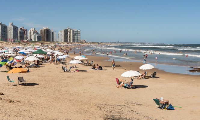 Bañistas toman el sol en Playa Brava este martes, en Punta del Este.