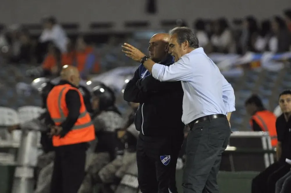 Martín Lasarte habla con su asistente Neme