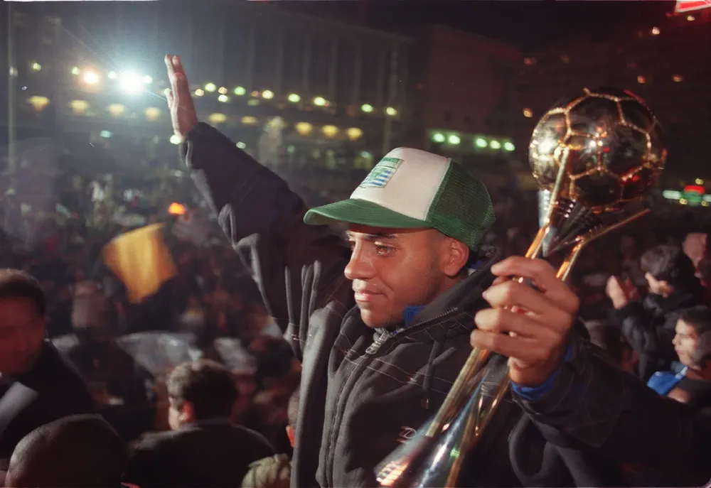 Nico Olivera en la llegada a Montevideo en 1997, con su Balón de Oro.