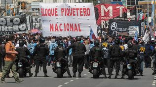 Por las extorsiones con planes sociales, la Justicia federal les prohibió a los piqueteros la salida del país