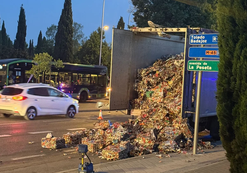 El camión con el putrefacto contenido volcado.