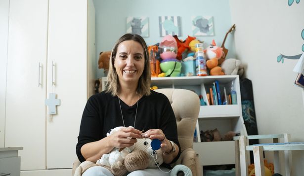 Uruguaya ganó premio de la Unión Europea por una herramienta que revoluciona el tejido a mano y ya se vende en EEUU y Canadá