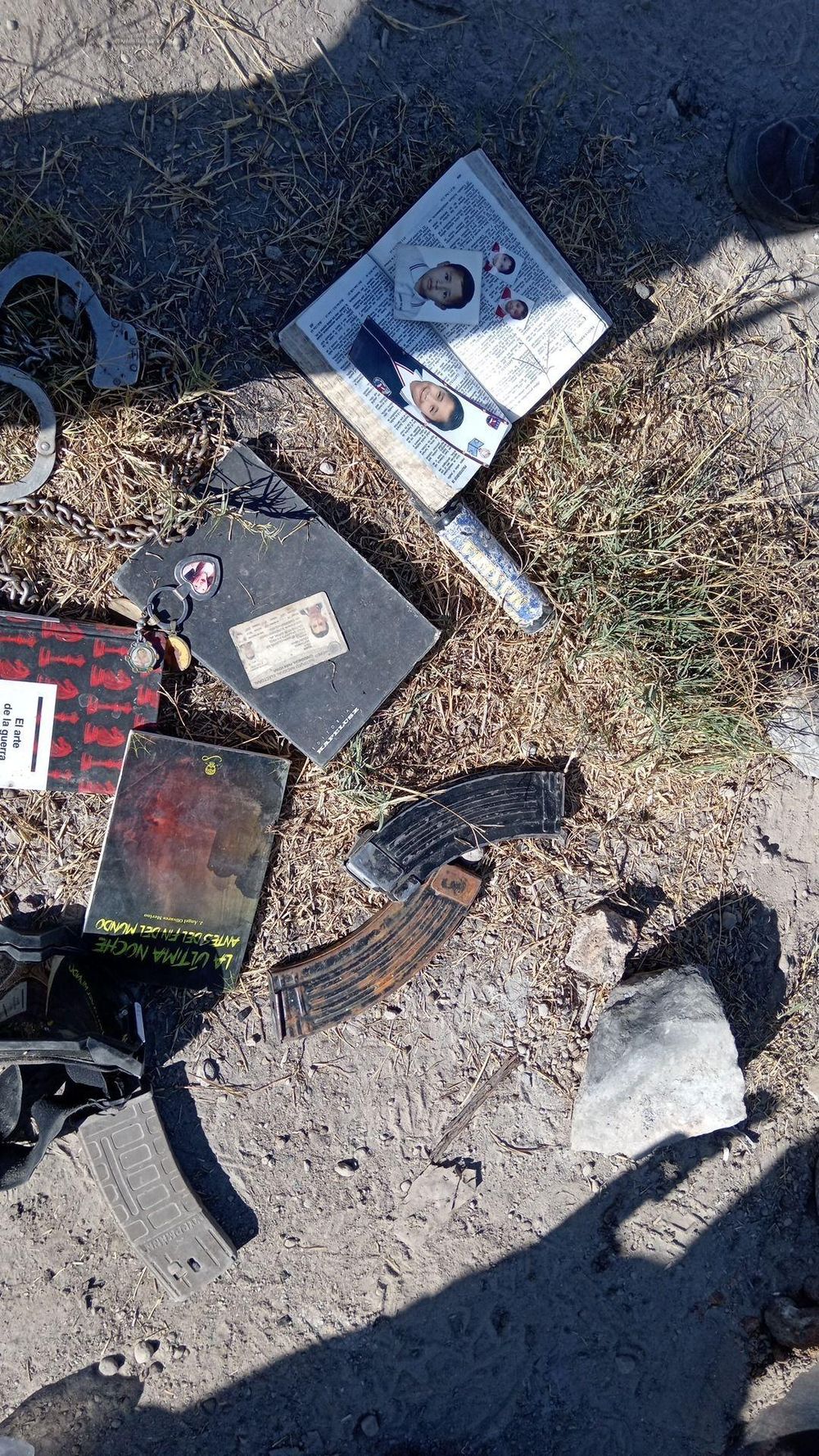 Entre los objetos hallados en el Rancho Izaguirre había una identificación, fotografías y cargadores de armamento.