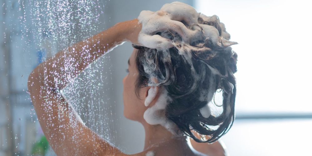 CADA CUÁNTO HAY QUE LAVARSE EL CABELLO