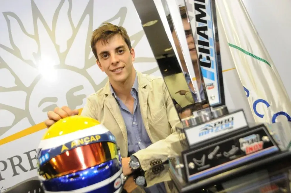 Santiago posó para Referí con su casco y su trofeo; un campeón