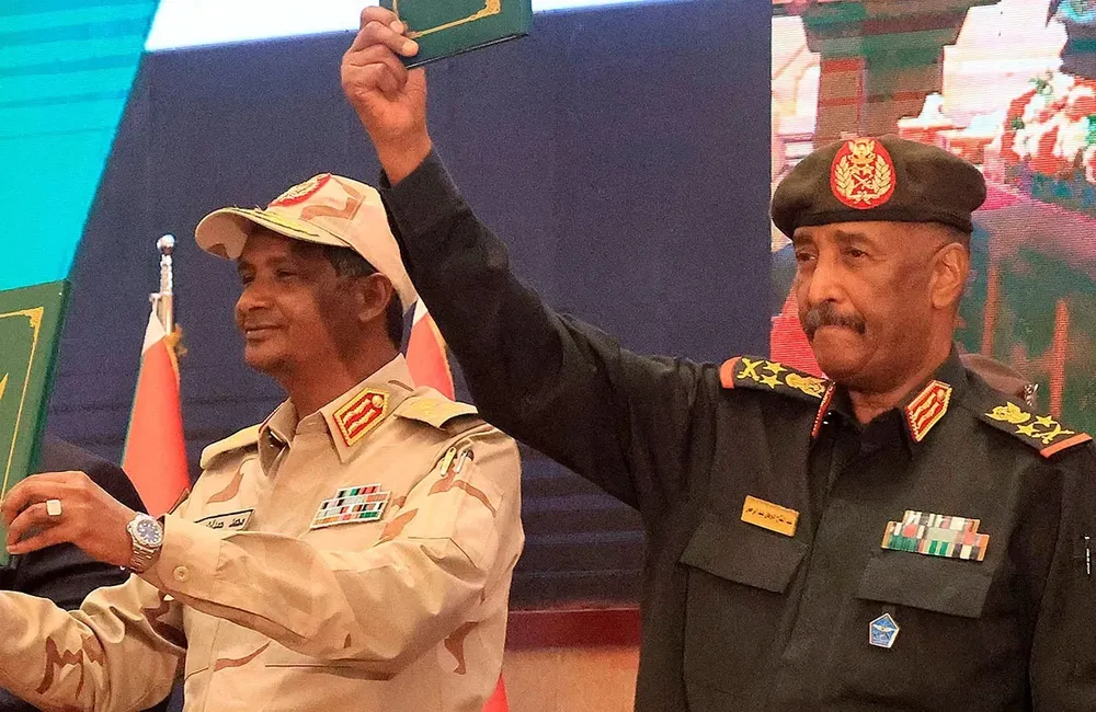 El jefe del Ejército Abdel Fattah al-Burhan y su ex adjunto Mohamed Hamdan Daglo poco después del golpe de estado de 2021