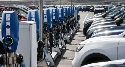 Coches eléctrico cargando