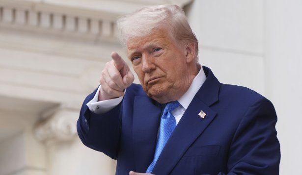 Trump apoyó la campaña de jeans de Sydney Sweeney y las acciones de American Eagle treparon 23% en un día