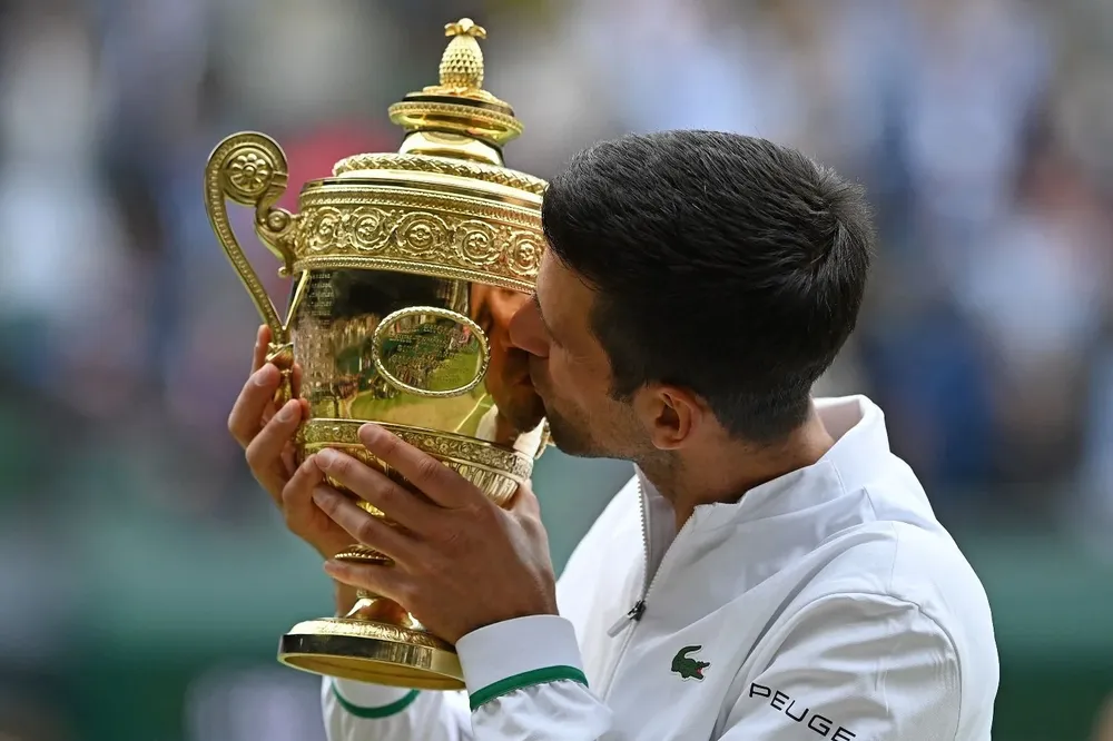 El sexto beso sagrado a la copa dorada