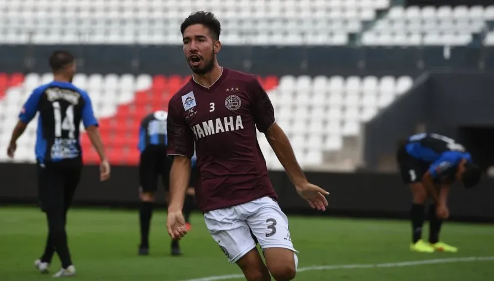 Axel Ochoa festeja su gol ante Liverpool