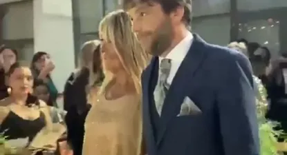 El empresario fue filmado junto a su esposa en la entrada a su boda