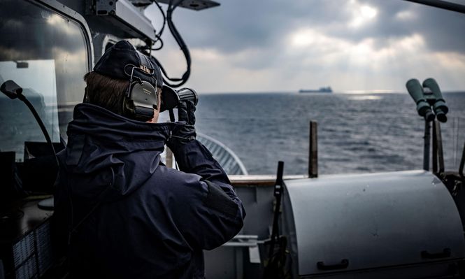 El buque patrullero HSwMS Carlskrona vigila un buque de carga frente a la costa sueca, como parte de la misión Centinela del Báltico de la OTAN.