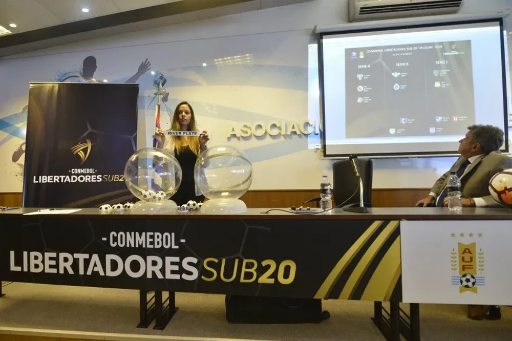 El sorteo del calendario del torneo se realizó en la sede de la AUF.