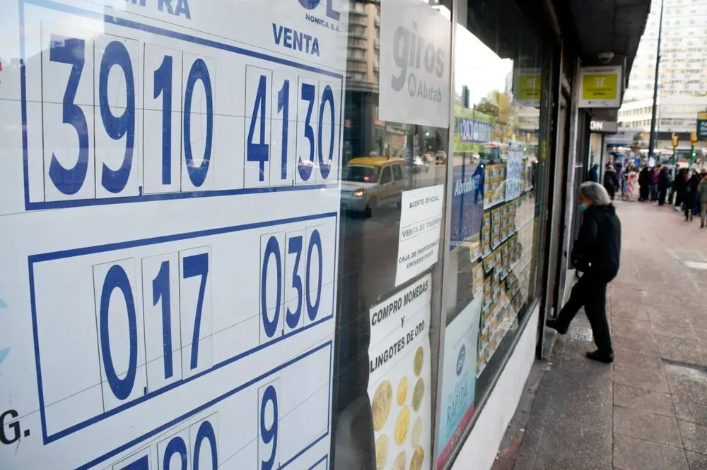 Archivo. Pizarra con tipo de cambio