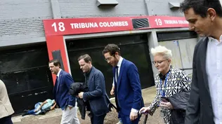 Ignacio Alonso y los visitantes de la FIFA recorren las afueras del Centenario, y un hombre en situaión de calle, duerme en el piso de la puerta 18 de la Tribuna Colombes
