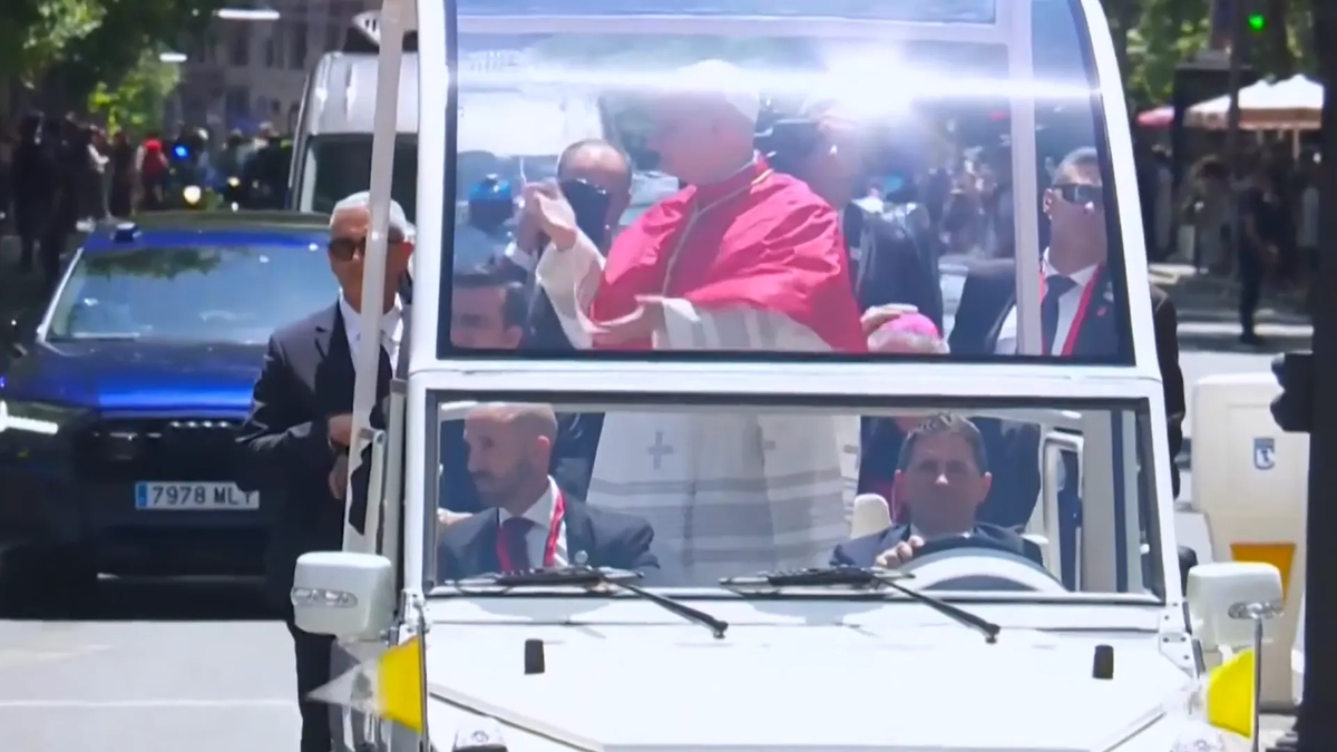 El Papa León XIV se hace viral con el gesto de 'six-seven' d