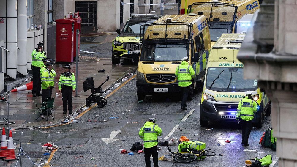 Personal de seguridad en una calle de Liverpool tras el atropellamiento masivo.