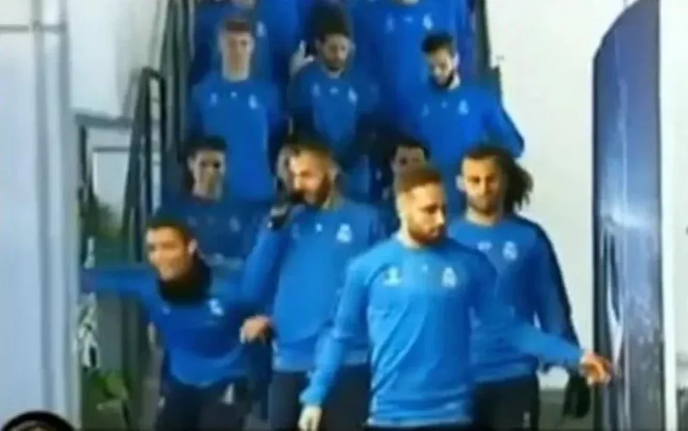 Cristiano hace como si Arbeloa se resbalara al patear un penal