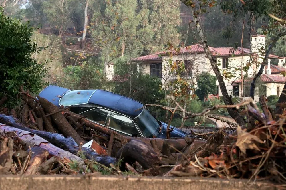 Se intensifica la búsqueda de dos decenas de desaparecidos en California luego del alud que ya dejó 15 muertos.