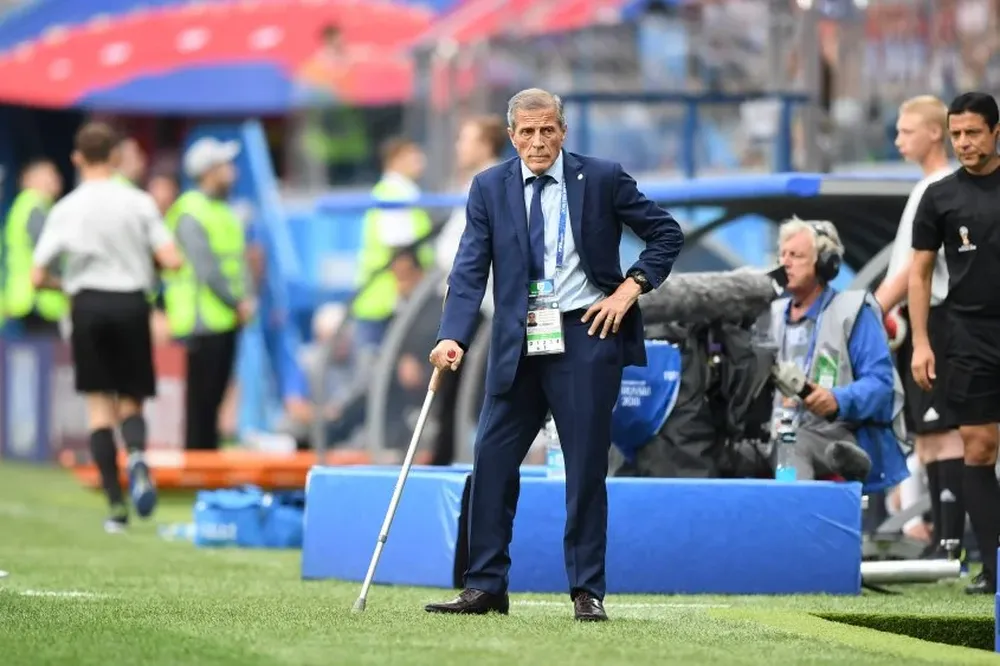 El DT de Uruguay, Óscar Tabárez, al costado de la cancha durante el partido contra Francia por cuartos de final