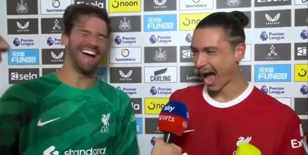 Darwin Núñez fue ayudado por el arquero brasileño Alisson tras el triunfo de Liverpool, quien le tradujo las preguntas en inglés; ambos celebraron un comentario del uruguayo al final de la nota