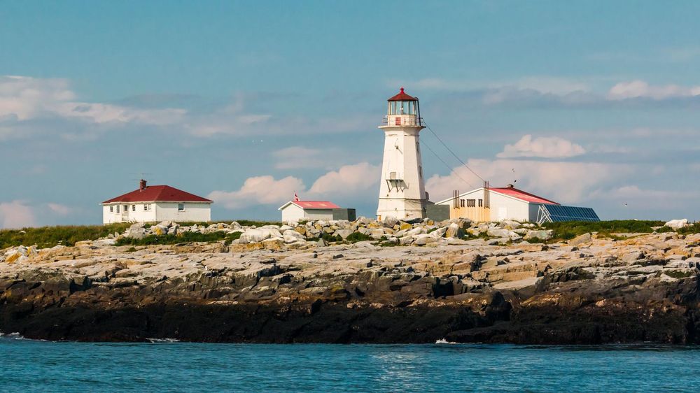 Canadá envía trabajadores para mantener el faro en la isla Machias Seal y dice que esto es una muestra de su soberanía.