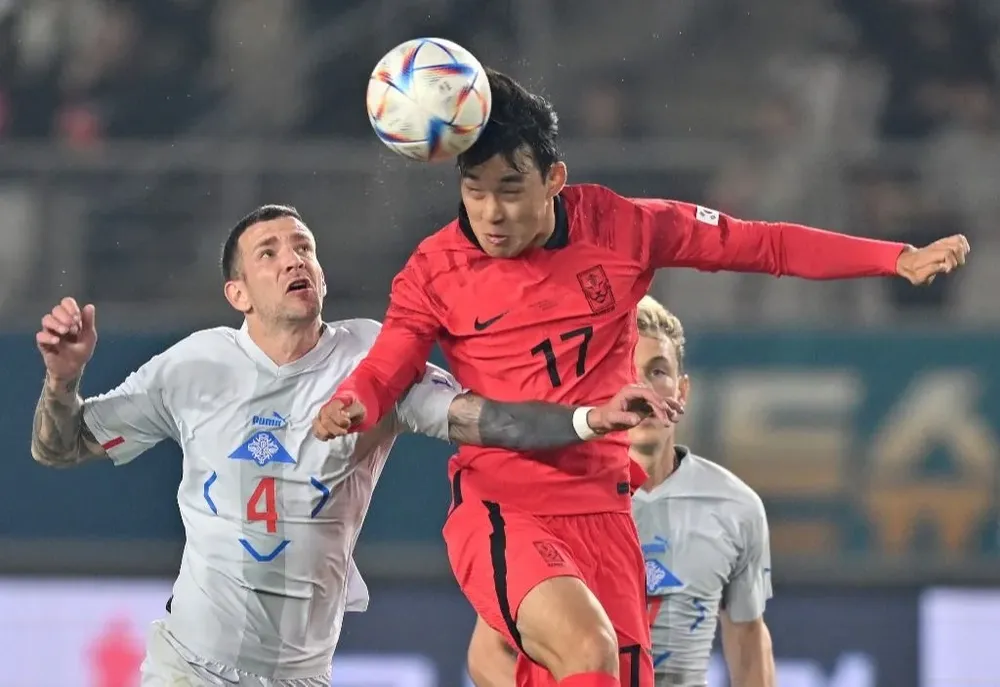 Song Min-kyu marcó de cabeza