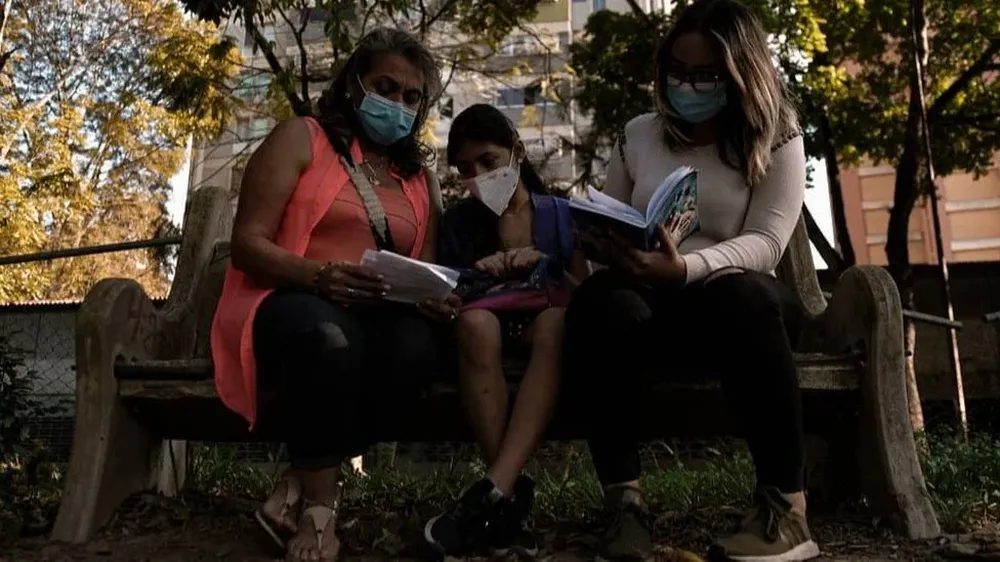 La familia de Jaime leía con preocupación las cartas que les escribía desde la cama