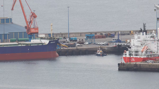 Trabajos de asistencia en el puerto de El Musel tras el accidente del 5 de septiembre de 2024, en Gijón