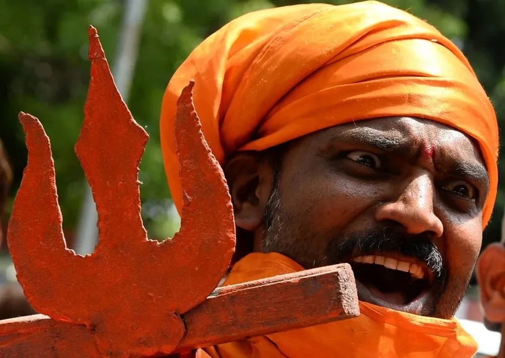 Un activista indio de una organización derechista grita consignas antipakistaníes durante una protesta en India