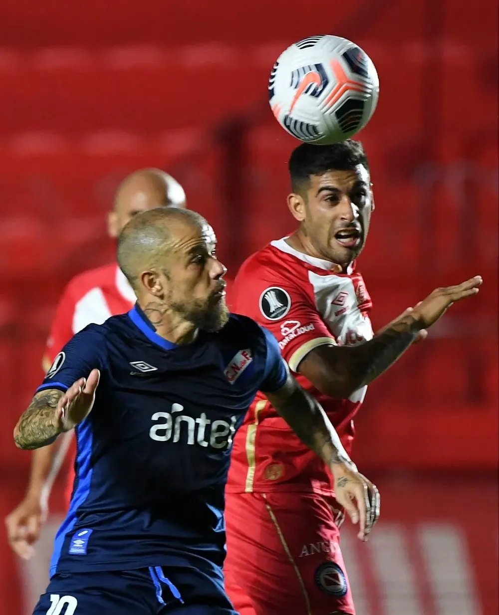 Moyano gana por arriba, DAlessandro mira