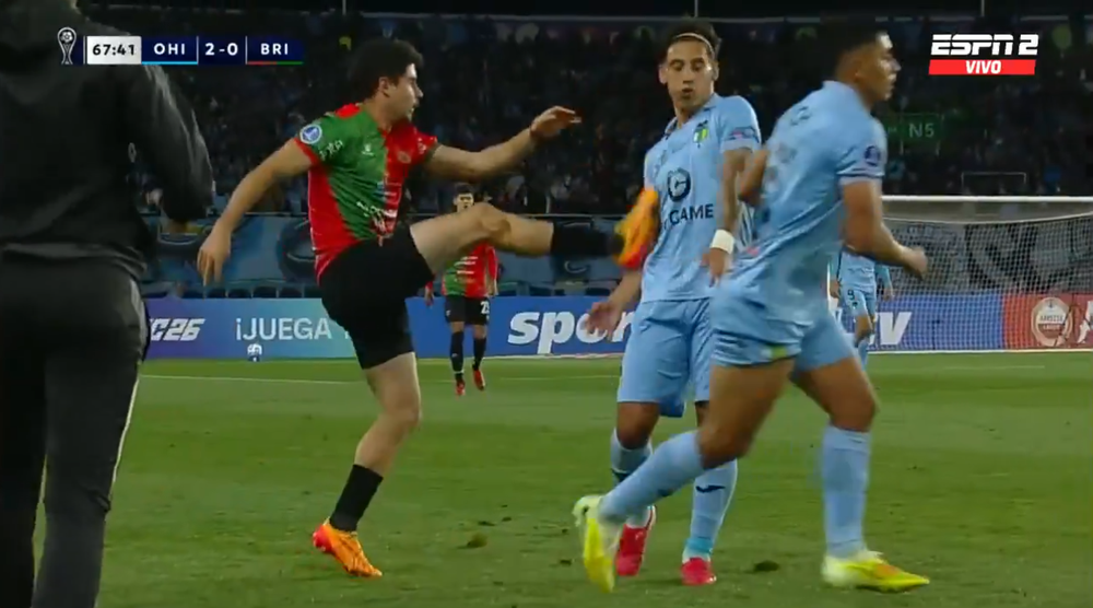 La patada de Leandro Suhr en el partido de Boston River ante OHiggins por Copa Sudamericana