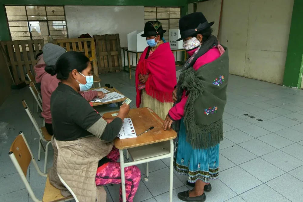 Una mujer indígena hace la cola para votar en las elecciones de Ecuador, que elige entre el socialista Andrés Arauz y el derechista Guillermo Lasso