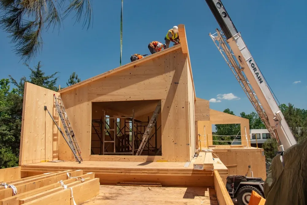 Uso de madera de pino en el sistema constructivo.