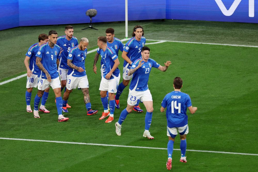 La selección italiana gana en su debut.