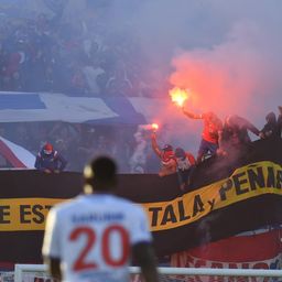 Bandera robada de Peñarol por hinchas de Nacional
