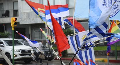 El Observador | 20241025 Venta de banderas politicas del partido colorado, frente amplio y blanco. Elecciones, campaña politica.