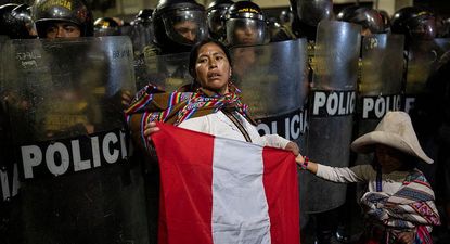 en el peru, el mejor elogio que te pueden hacer es que no pareces peruano. son pocos los peruanos que se identifican con su rostro, con su pais