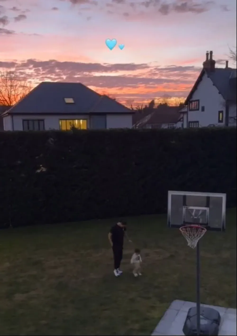 El tierno momento de Darwin Núñez jugando a la pelota con su hijo Darwin Jr