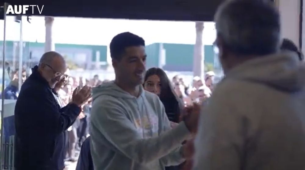El pasillo a Luis Suárez y Marcelo Bielsa aplaudiendo