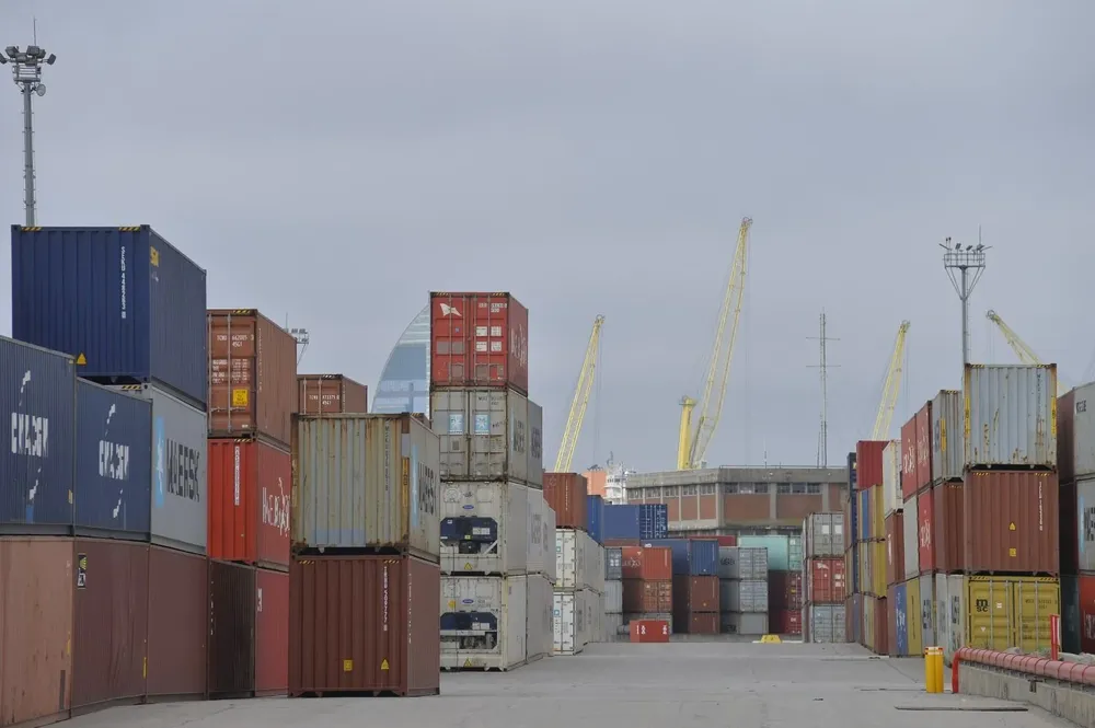 Movimiento de contenedores en el puerto de Montevideo