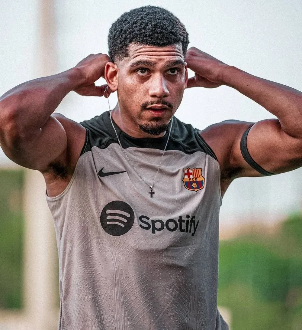 Araujo sigue siendo pretendido por Bayern Múnich