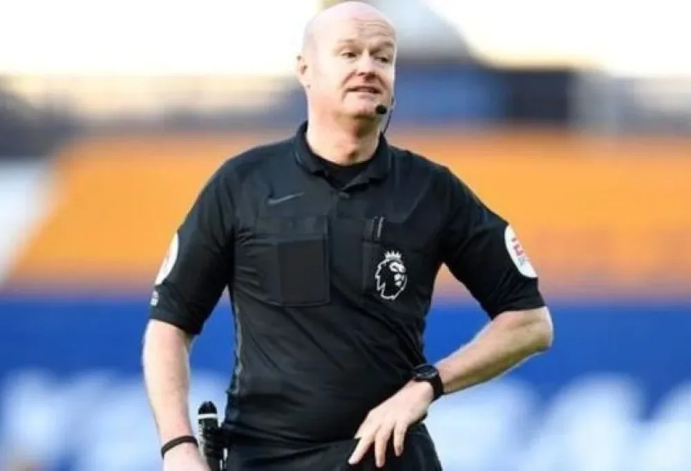 El árbitro Lee Mason renunció a la Premier League por un error en el VAR