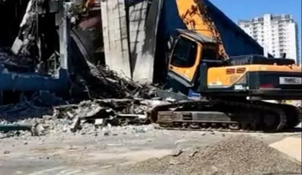 Las máquinas trabajando en la demolición del Punta Shopping